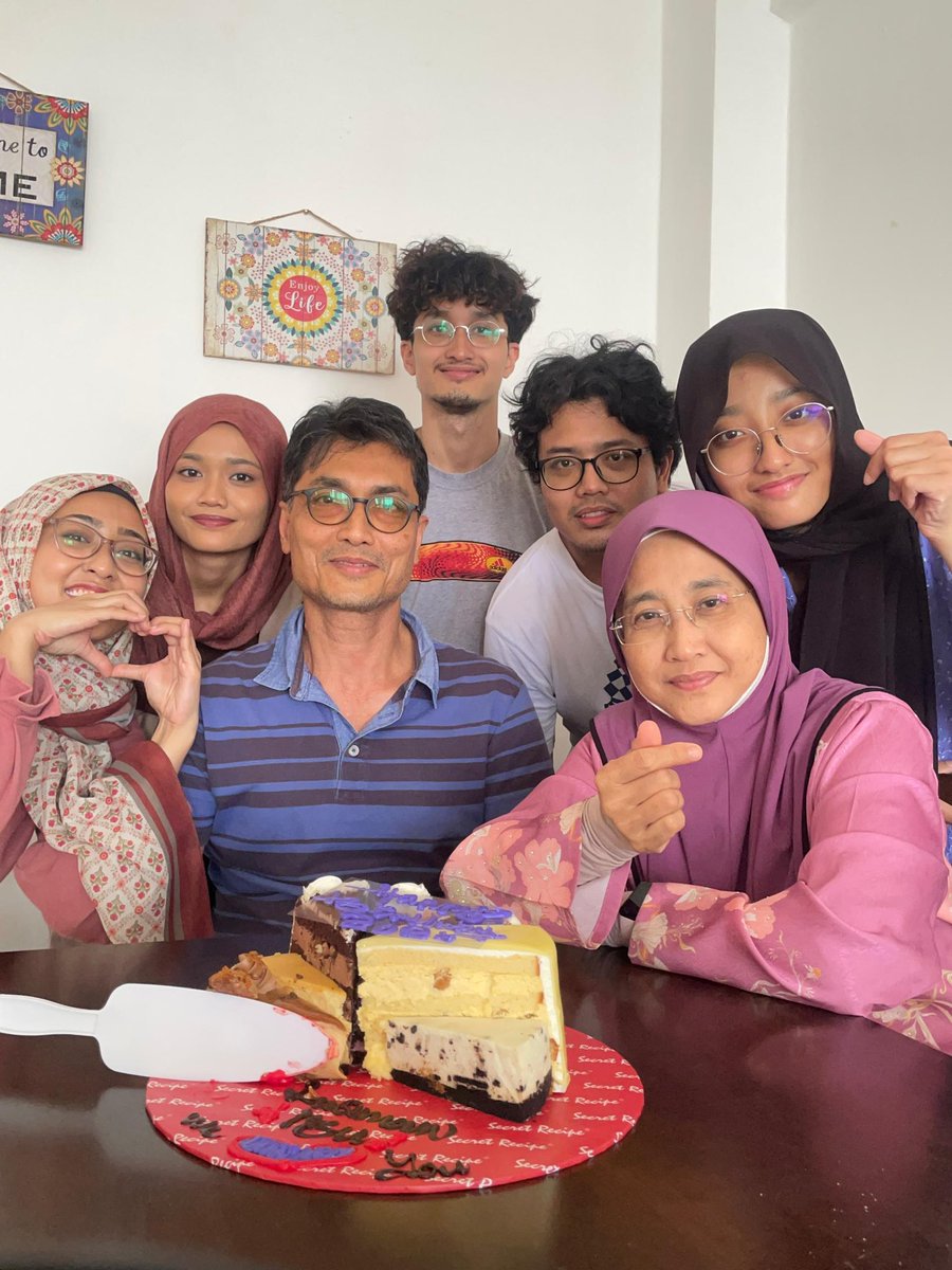 aqlhakml's tweet photo. “Lepasni things will change.. it won’t be the same anymore. But Ibu always doakan it will be towards the better, in sha Allah.” 

❤️🥺 amiin ya rabb. alhamdulillah🤍 may Allah grant us His blessings in the most beautiful ways🥰 https://t.co/WKsiJbIa4b