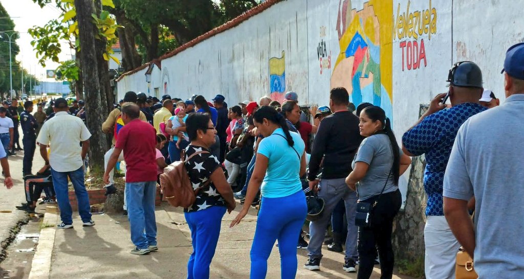 fundacion_mpv's tweet photo. 🇻🇪 Desde tempranas horas el pueblo venezolano está en las calles participando y ejerciendo su derecho democrático en el #SimulacroPorLaPaz. 

📸 Municipio Atures del estado  Amazonas 
📸 Estado Yaracuy 
📸 Municipio Pedro Zaraza, estado Guárico https://t.co/NwR7dDPWVL