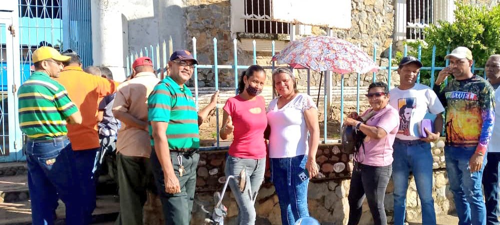 fundacion_mpv's tweet photo. 🇻🇪 Desde tempranas horas el pueblo venezolano está en las calles participando y ejerciendo su derecho democrático en el #SimulacroPorLaPaz. 

📸 Municipio Atures del estado  Amazonas 
📸 Estado Yaracuy 
📸 Municipio Pedro Zaraza, estado Guárico https://t.co/NwR7dDPWVL