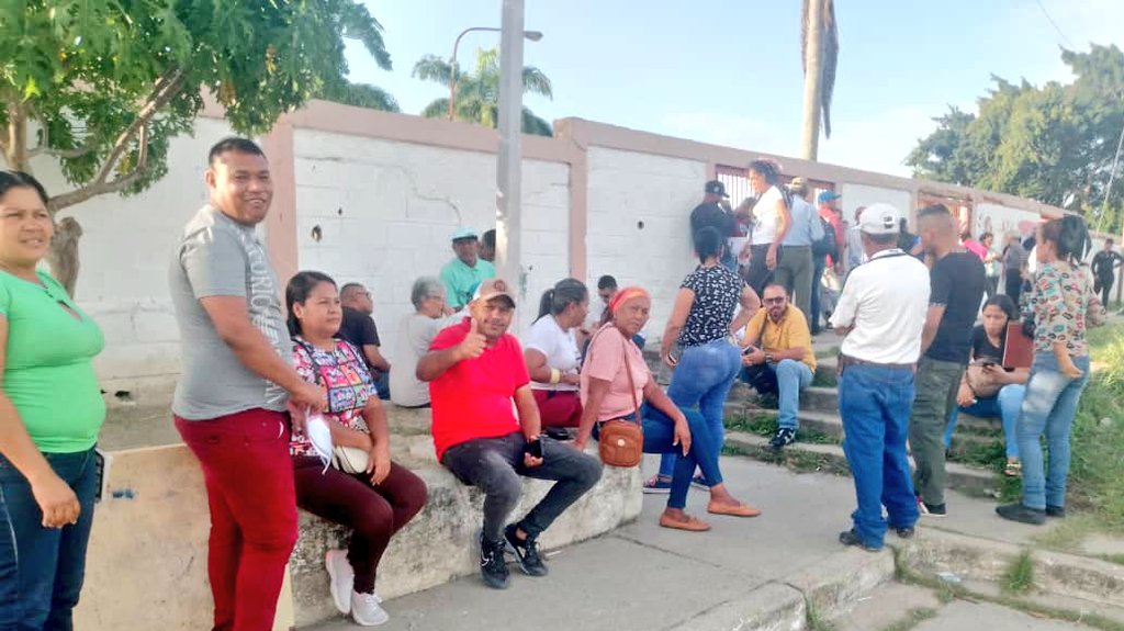🇻🇪 Desde tempranas horas el pueblo venezolano está en las calles participando y ejerciendo su derecho democrático en el #SimulacroPorLaPaz. 

📸 Municipio Atures del estado  Amazonas 
📸 Estado Yaracuy 
📸 Municipio Pedro Zaraza, estado Guárico