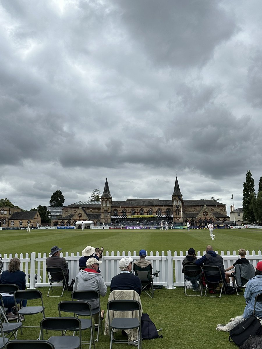 Nothing beats watching cricket in the sun. 🌞 🏏 

Day 1 of 4 - Gloucestershire 120/9 🫣