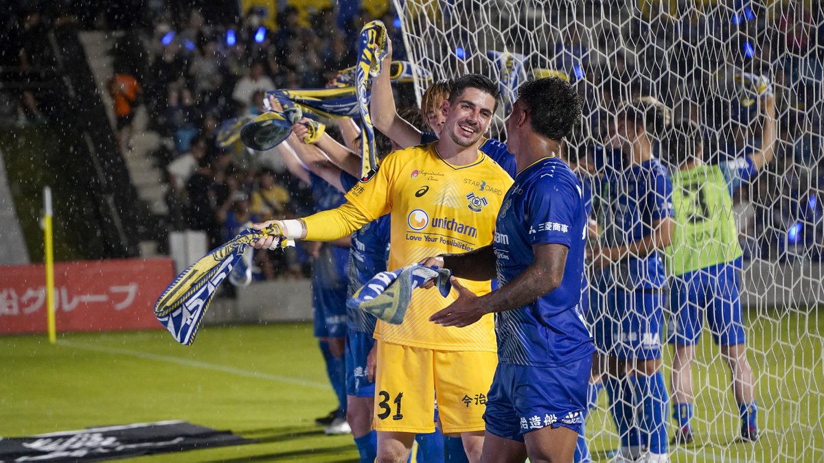 【勝利の笑顔】
セランテス選手の好セーブ連発や、ヴィニシウス選手と日野選手のゴールで勝利！！

＃FC今治　#カマタマーレ讃岐