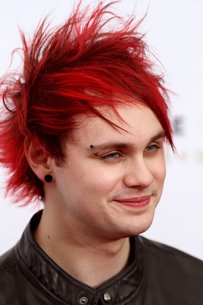 5SOSBrazil's tweet photo. 🧵| [#Thread] Como Michael Clifford foi parar em um comercial da Mastercard produzido como parte da divulgação do filme “Annie” (a primeira premiere completa em um avião): https://t.co/mCHw5ydyvq