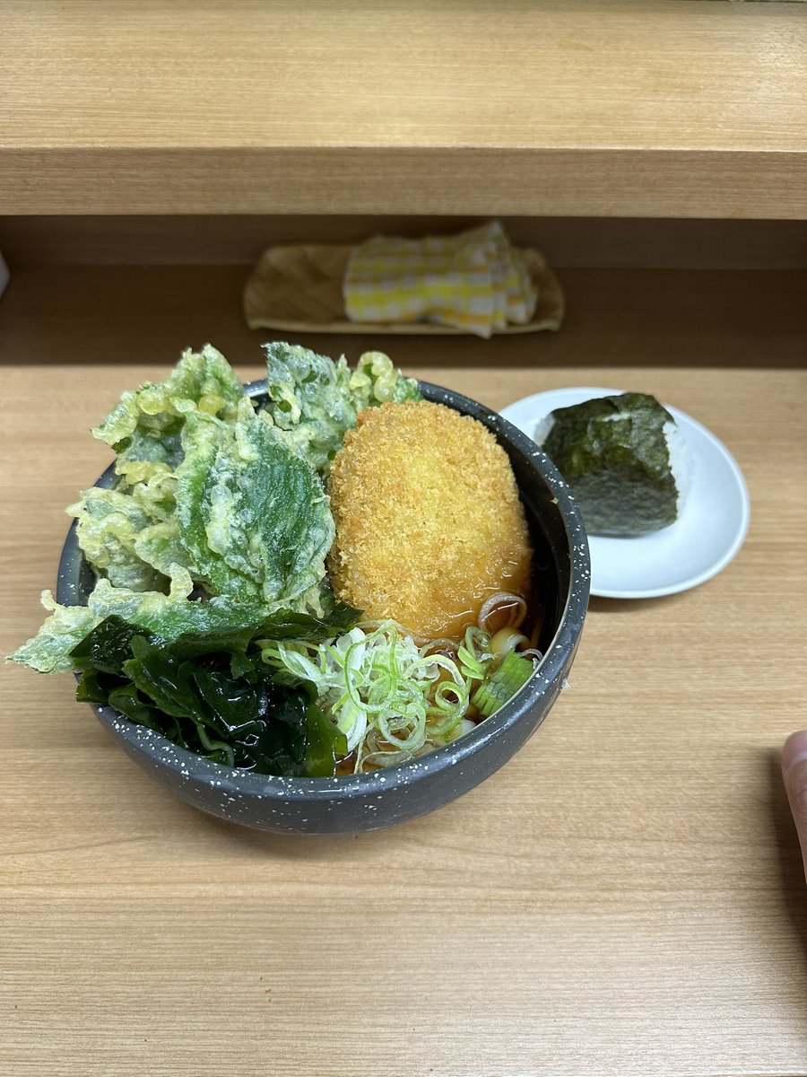 miyabeach's tweet photo. コロッケ　明日葉　きしめん　鮭おに🍙

朝4時まで呑んだ身体に沁み渡る🥴
何故か冷やしに行く勇気が無い笑

明日はドコにいこーかな
#立喰そば　#葛西めんや https://t.co/jkHnfn7iVG