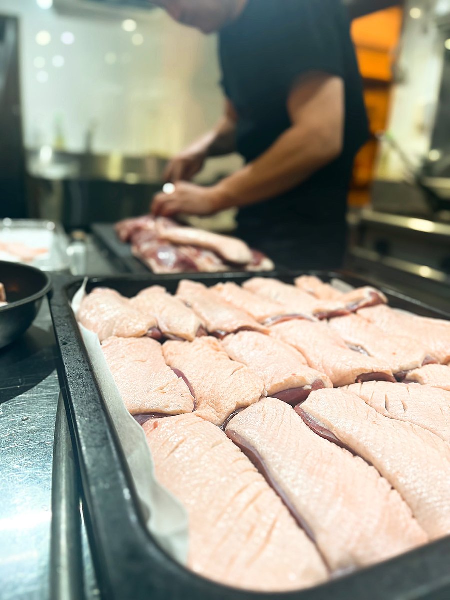 ・
・
6月のスパークリングイベント
沢山のお客様に来て頂きありがとうございました♬｡.

今回のイベントは、ハーブ鴨の胸肉を
豪快に皆さまにご提供させて頂き
合わせたのはソースボルドレーズ

仕込み時の様子も…。
オーナーシェフがされる丁寧な下処理も
とても大切な仕事です✨