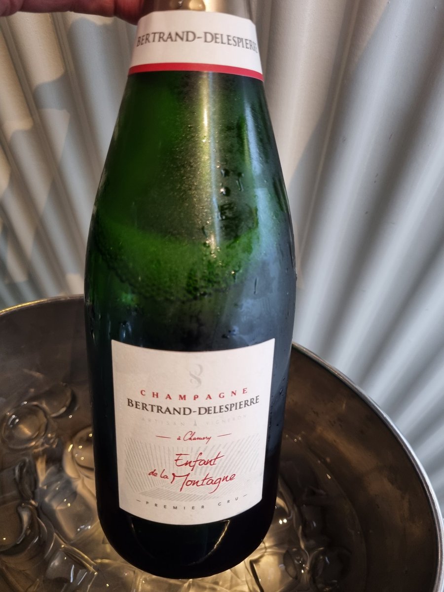 lorden68's tweet image. Boquerones y la versión de Paco del solomillo strogonof, magníficos ambos, y un champancín, en la barra de @RestViavelez