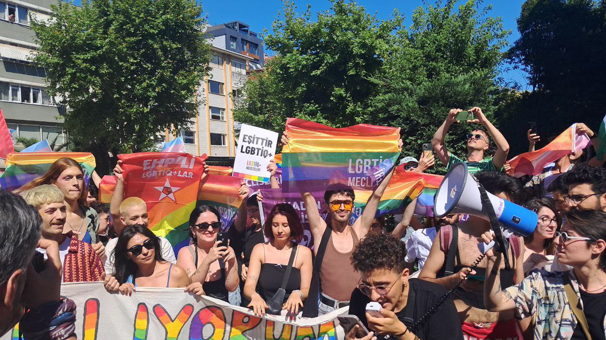 Tüm baskılara, yasaklamalara, hedef göstermelere rağmen 22. İstanbul Onur Yürüyüşü’nde bir aradayız! 🏳️‍⚧️🏳️‍🌈

Eşittir LGBTİQ+!
#Pride2024 #OnurYürüyüşü