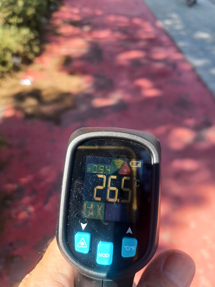 arbopalm's tweet photo. Hilo sobre sombra de árboles y temperaturas de superficie pero afinando las tipologías.
*spoiler, sí, los arboles refescan el ambiente, pero hasta hoy no sabía en qué medida: impresionante.
#1 Calle y carril bici
Asfalto al sol, a la sombra y sombra en carril bici https://t.co/jU8CQt0cre