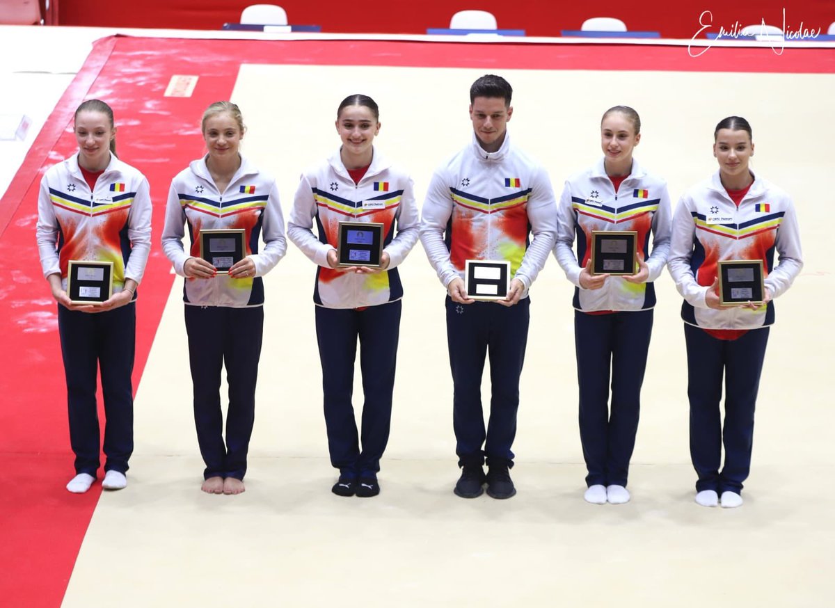 fangymnastics's tweet image. #TeamRomania🇷🇴 for #ParisOlympics2024 
Andrei Muntean (MAG) respectively Ana Bărbosu, Sabrina Voinea, Lilia Cosman, Amalia Ghigoarță &amp;amp; Andreea Preda (WAG).

📸Emilia Nicolae

#ArtisticGymnastics