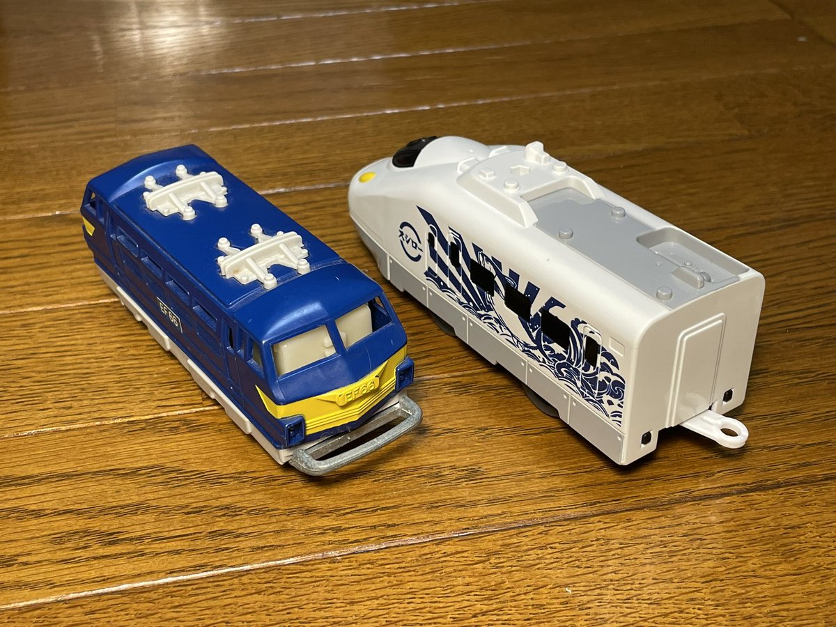 30年ほど前にも往復機能付きのプラレールはありました。 当時は電気機関車のみのラインナップで、このEF66もその1つ。機構 は似たような仕組みになっていますが、過去の製品は専用シャーシで後部には特殊な連結器が付いていました。