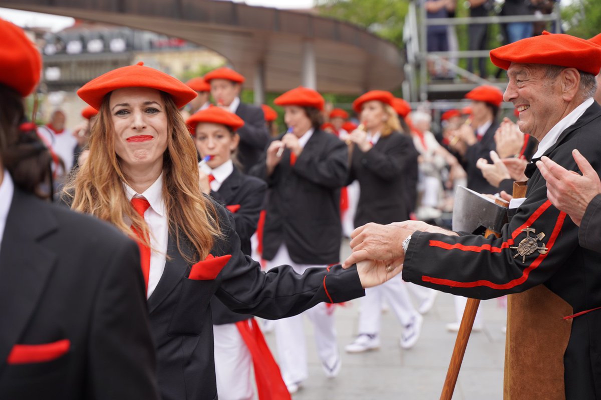 Gaur ere Irungo Alarde Parekidean izan naiz haien aurretik eta atzetik izerdia botatzen. Eta bide batez, argazkitxo batzuk ateratzen 👇🏽

bidasoa.hitza.eus/2024/06/30/ala…