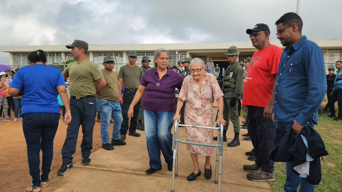 #EnFotos 📸 | En unión cívico-militar el pueblo venezolano se moviliza de manera organizada, participando con diligencia en este #SimulacroPorLaPaz.
