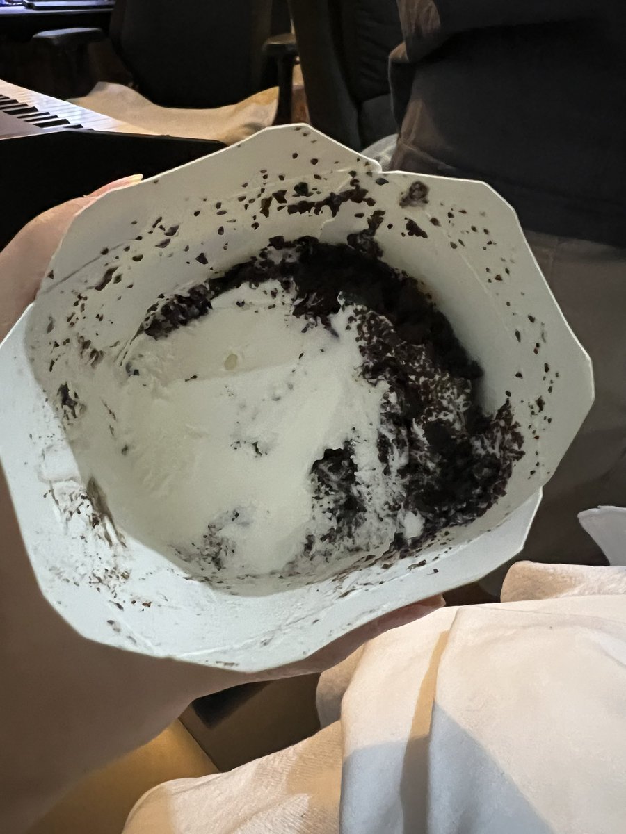 mj_gacho's tweet photo. sabi ko pa naman wow ang daming oreo. topping lang pala. mcflurry without the flurr 🥲😂 https://t.co/rTiPHwoQ3k