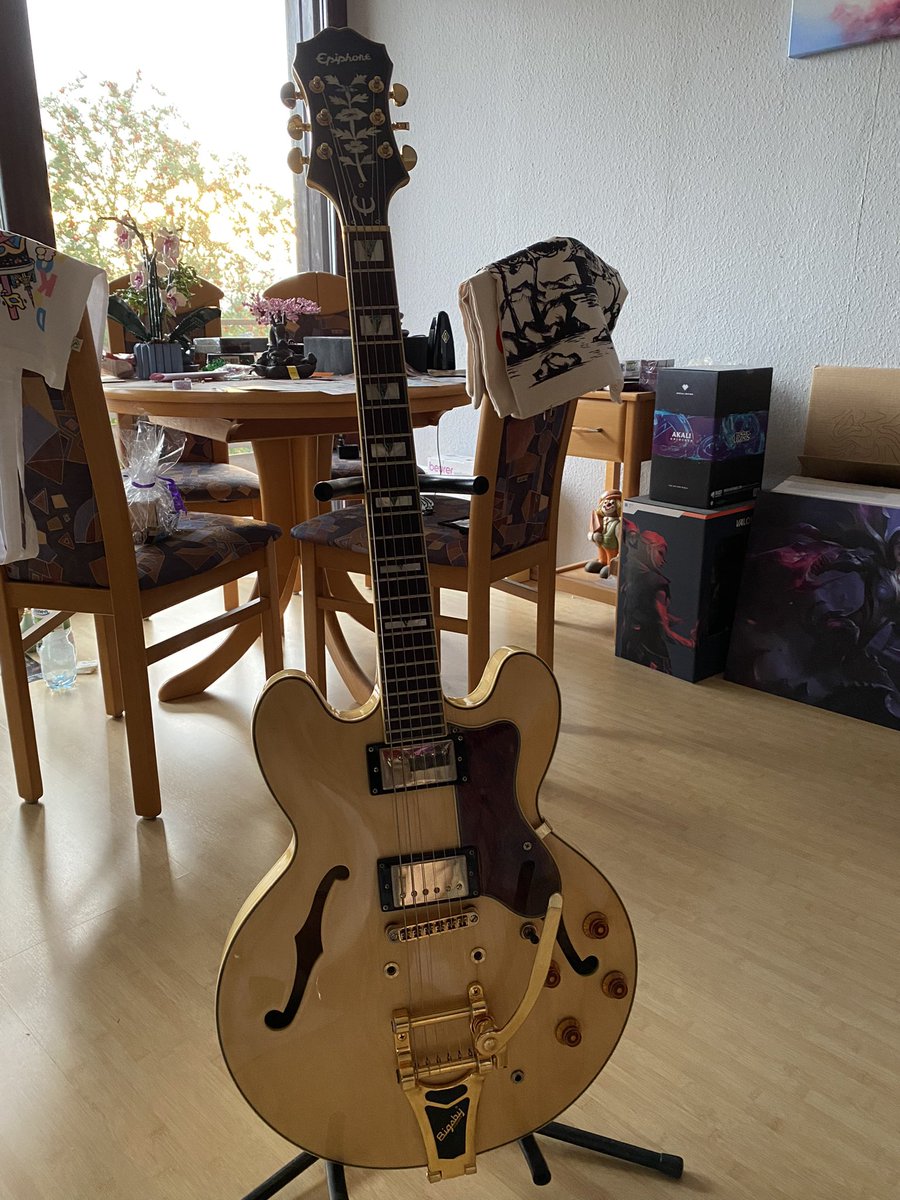 Meine Ausbeute von der Dokomi feat. die Gitarre die ich mir in Düsseldorf geholt habe 

Danke für die tolle Zeit und all die Menschen die ich treffen durfte, es war mir ein inneres Blumenpflücken 💜 Hoffentlich sieht man sich bald wieder 💖