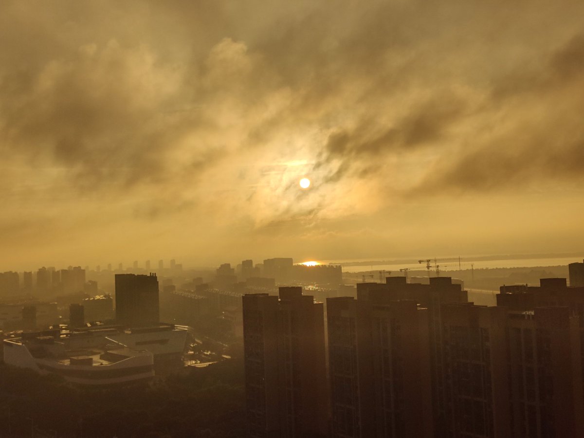 sang000123's tweet photo. 倾盆大雨后的日落和彩虹。现在自己的时间多了一点了，可以慢慢思考了。
要做的事情是多交点朋友，缩短内耗时间让乱七八糟的事情填满生活忘记不开心，多做自己喜��的事情。有始有终的做每一件事，要努力让大家都开心！
都会好起来的 https://t.co/UrWHShgDLV