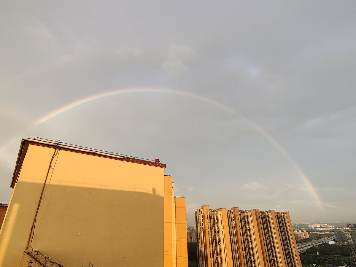 sang000123's tweet photo. 倾盆大雨后的日落和彩虹。现在自己的时间多了一点了，可以慢慢思考了。
要做的事情是多交点朋友，缩短内耗时间让乱七八糟的事情填满生活忘记不开心，多做自己喜��的事情。有始有终的做每一件事，要努力让大家都开心！
都会好起来的 https://t.co/UrWHShgDLV