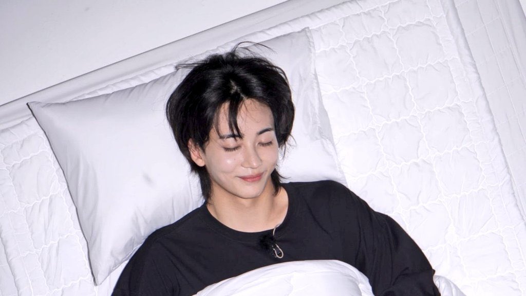 flamehanie's tweet photo. jeonghan.. i hope you sleep comfortably tonight with good conditions, and start the  july well!🤍 good night 🌙🫂 https://t.co/0fkQQRMDcr