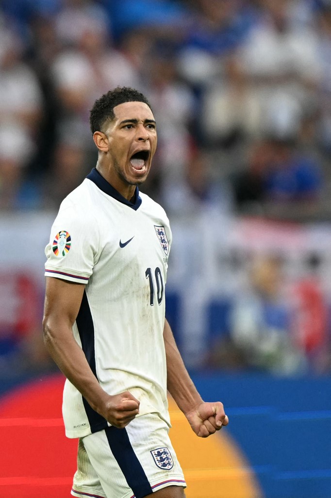 InvictosSomos's tweet photo. No solo fue el gol, sino cuándo lo hizo. No solo fue la estética de la anotación, sino lo que significó para su país. A los grandes jugadores se les pide que aparezcan en los momentos de mayor tensión, cuando realmente los necesitan. Y eso, exactamente, hizo el 10 inglés. No se puede ser más decisivo que esto, no se puede ser más clutch. Bellingham es talento. Bellingham es personalidad. Bellingham es grandeza. Bellingham es mística. BELLINGHAM ES FÚTBOL.