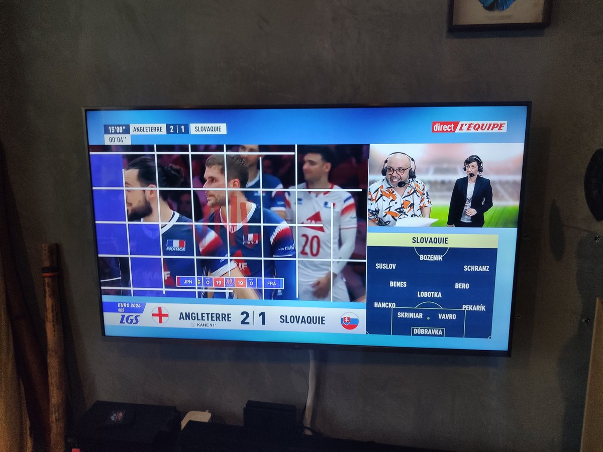 .<a href="/lequipe/">L'Équipe</a> vous avez une finale de volley avec la France mais bon vous diffusez des guignols en train de commenter un march de foot ... Vous êtes zero
Pendant que le match de volley est diffusée sans son