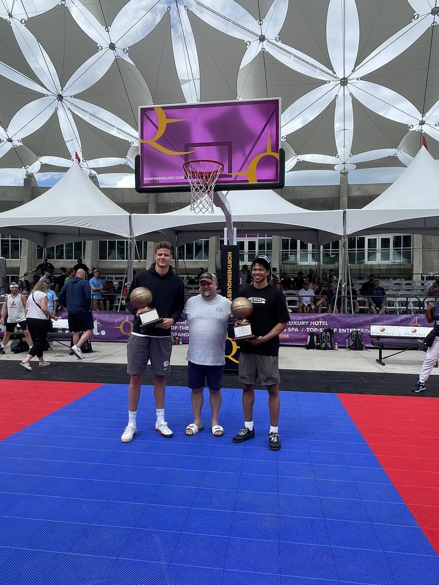 SWXLocalSports's tweet image. 🏀 @ZagMBB’s Ben Gregg &amp;amp; Rasir Bolton were presented the ‘Big Heart’ award for their hard work on and off the court today at Hoopfest and signed autographs for kids after!