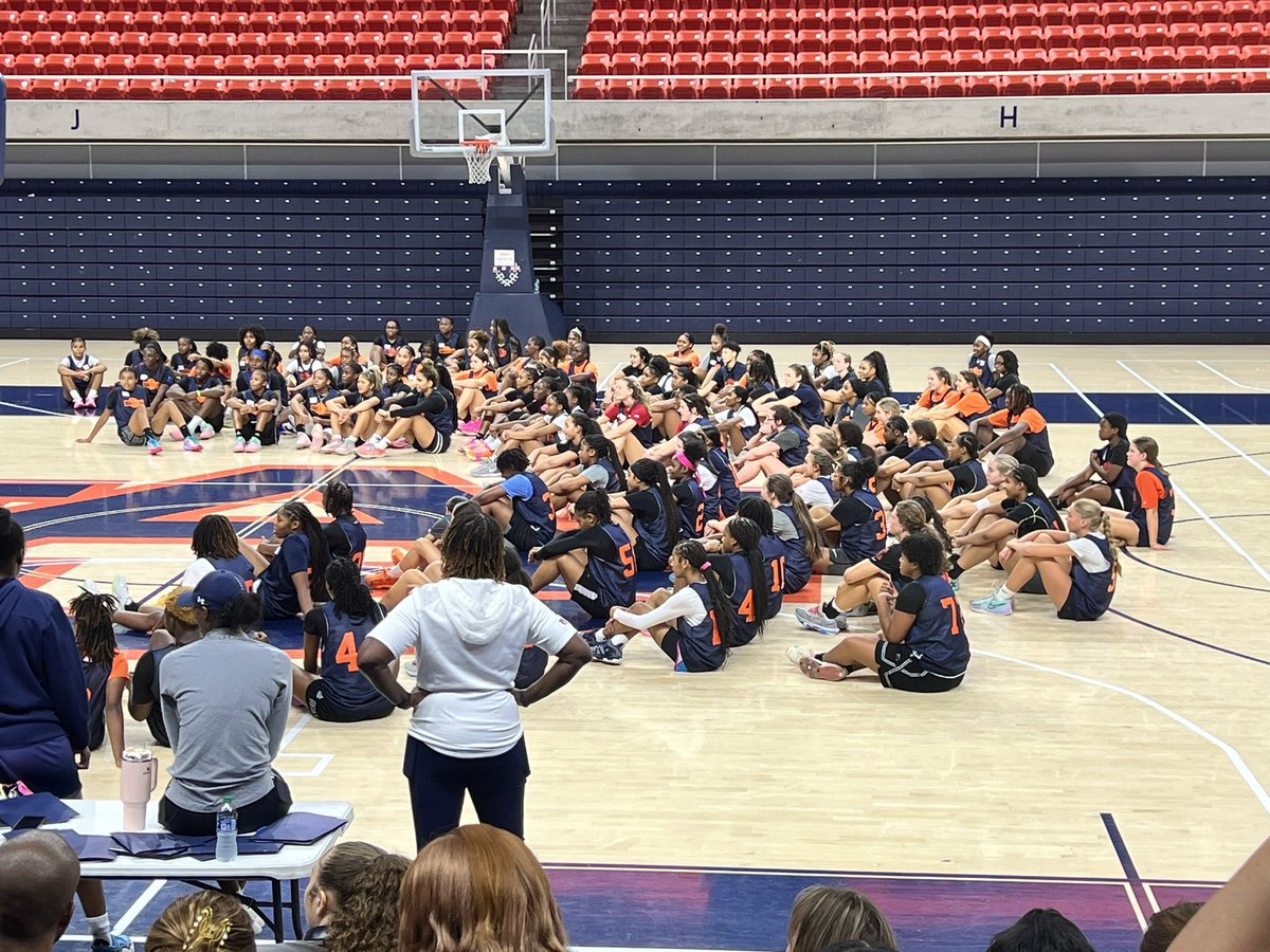 BreeSexton2's tweet photo. I had a great time developing my skills and getting to play against great competition at the Auburn Elite Camp!! Thank you for inviting me @AuburnWBB @CoachJ_AU @DeeTheeCoach 🧡💙 https://t.co/xRQUM8lY9e
