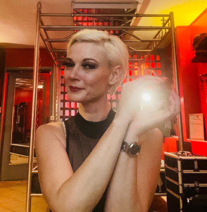 Deine leuchtende Seele geh&ouml;rt mir morgen in M&uuml;nchen im @SM_Unschlagbar, um sie tiefschwarz werden zu<a href="/tag/regensburg"class="tags"><span>#regensburg</span></a>