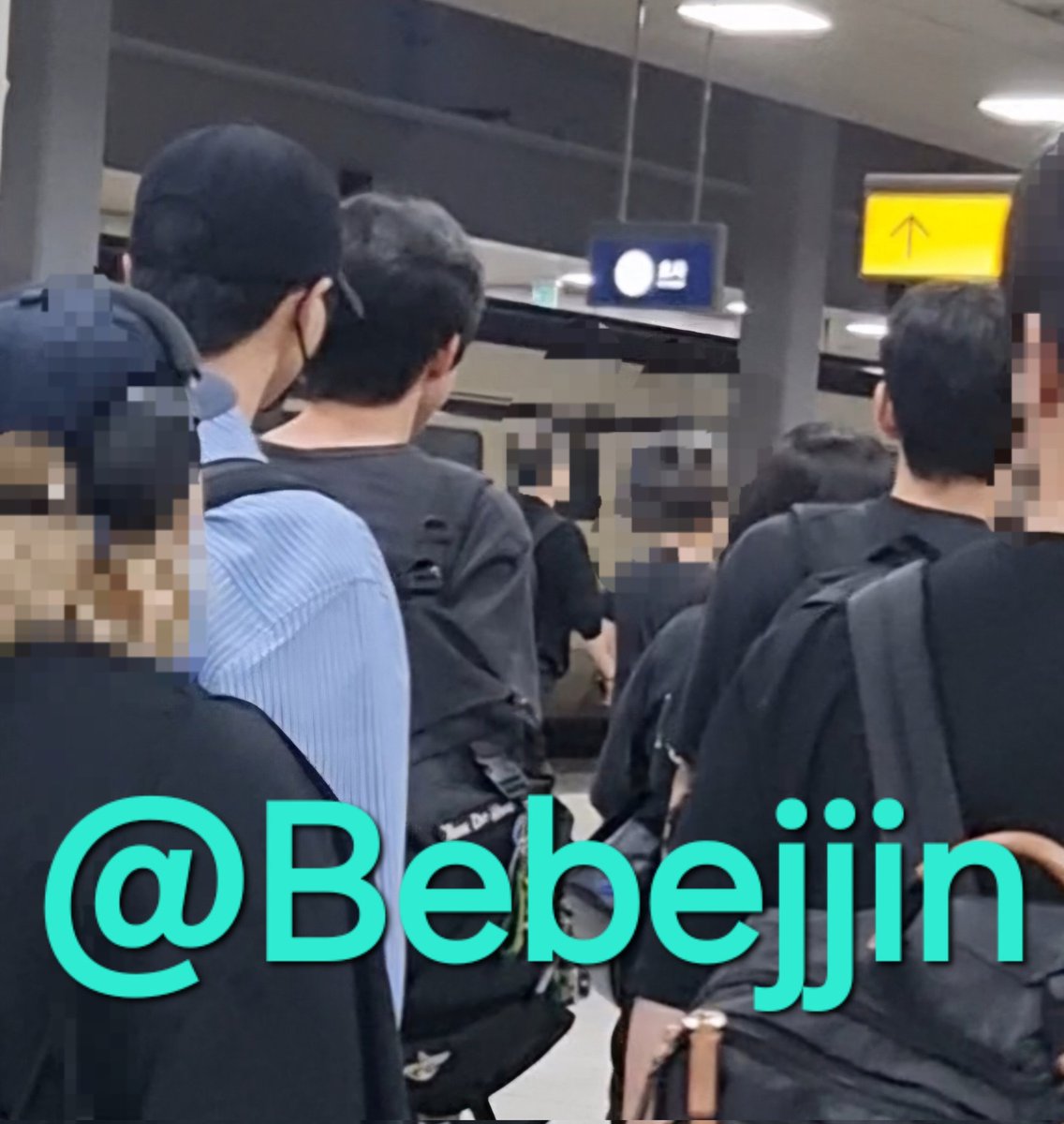 수서역에서 애들이랑 자만추......
덕메랑 같이 기차타서 애들 만나는거 아니야? 농담했는데 진짜였어
팬분들 진짜 착한게 아무도 소리 안지르고 막 뛰어서 따라가지도 않고 그냥 조용히 본인 갈 길 가셨어
(우리도 멀리서 찍고 확대한 거)