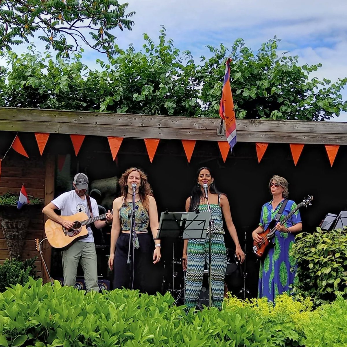 shirleys86's tweet photo. #optreden #preformance #roosendaal #nature #stage #zangeressen #zingen #dansen #drummer #basist #gitarist #muziek #music #songs #coversongs #sunday #goodvibes #glurenbijdeburen #ownsongs #garden #show #natuur #publiek #bezoekers #band #weekend #🎤 #🥁 #🎸 #🎶 https://t.co/3aYtwFwMYv