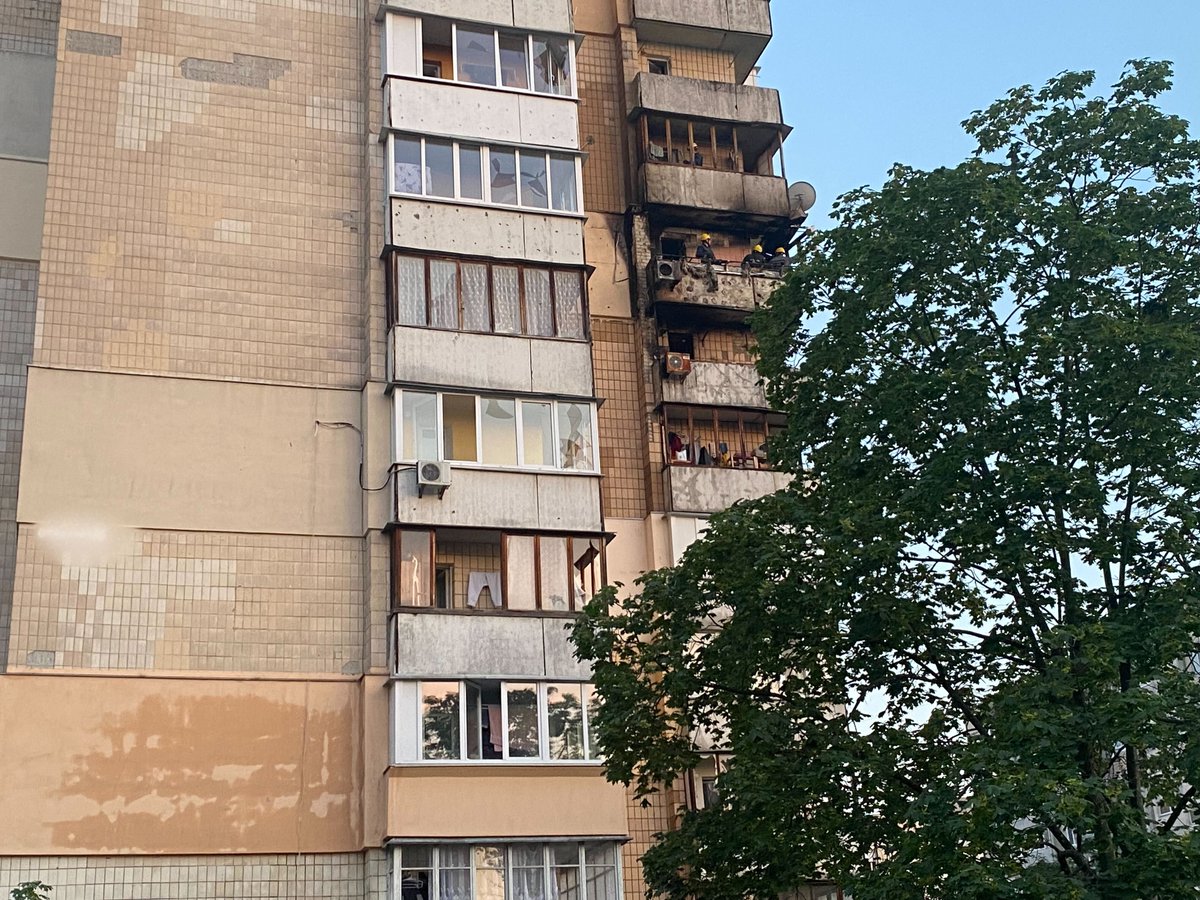 KyivIndependent's tweet image. ⚡️No one was injured when missile debris hit an apartment building in northern Kyiv, according to Mayor Vitali Klitschko.

However, five women were being treated for acute stress, including one elderly woman who had to be hospitalized.

📷: Kateryna Denisova/Kyiv Independent