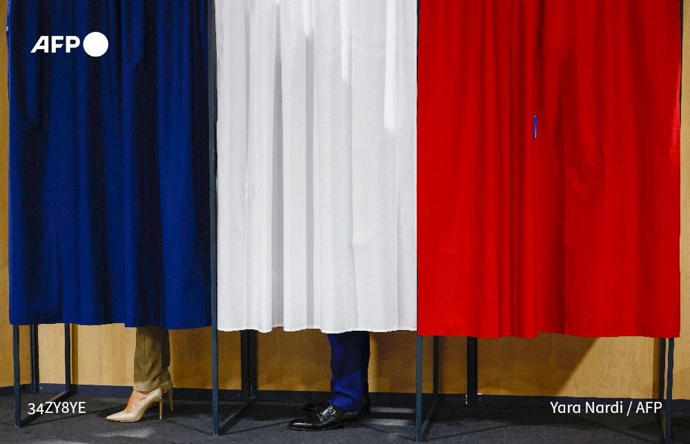 AFP's tweet image. #UPDATE France's far right won the first round of pivotal legislative elections, with the centrist forces of President Emmanuel Macron coming in third behind the left after the highest turnout in over four decades, estimates said.

u.afp.com/57NU @Stuart_JW @AnnaSafp