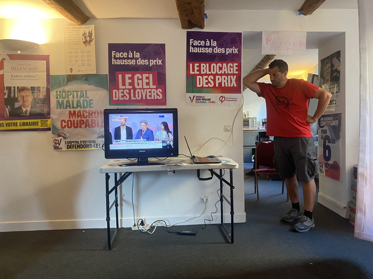 « On ne baisse pas les bras. On repart au combat dès ce soir contre l’extrême droite ». Au QG de #LFI à #Marseille, Frédéric Espi, militant du parti, répond à la presse avant l’arrivée du candidat de la 5e circo et en l’absence de Manuel Bompard (4e circo) <a href="/OuestFrance/">Ouest-France</a>