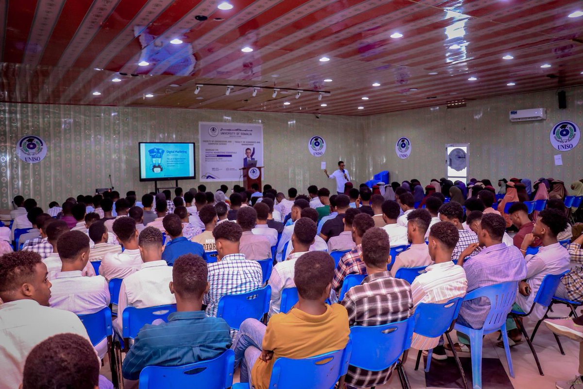 Waxa aan galabta marti ku ahaa Jaamacadda Soomaaliya, halkaas oo aan muxaadaro ku saabsan “Digital Marketing Essentials” ugu jeediyay ardayda barata kulyadda Dhaqaalaha iyo midda Culuunta Kumbuyuuterka.

Waxaa i farxad galinaya in aan aqoonteyda ugu deeqo ardayda jiilka cusub.