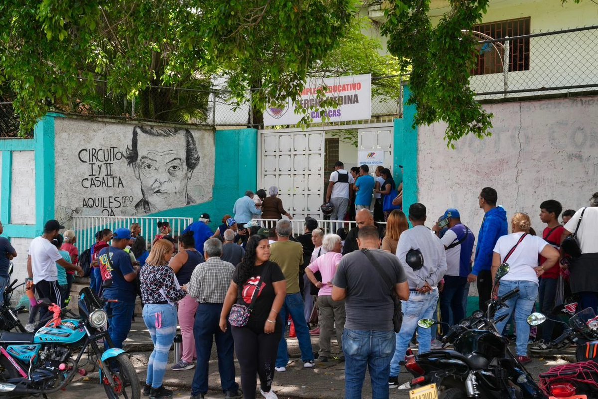 El pueblo caraqueño también dice presente en las 228 mesas habilitadas en los centros de votación de la capital, para participar en el Simulacro Electoral, consolidando así la democracia participativa y protagónica que abraza Venezuela. 🇻🇪

¡Arriba en el corazón, vota Futuro! ❤️