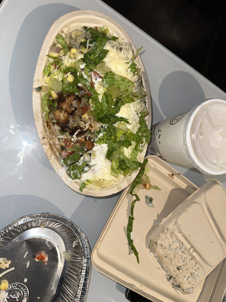 Lyrikbeatz's tweet photo. @ChipotleTweets 🤮🤢 I get these things happen but ughh why me 😭🥴 and I didn’t have enough money to go get another meal so I went to bed hungry 🫠 https://t.co/eXSrV4iAmn