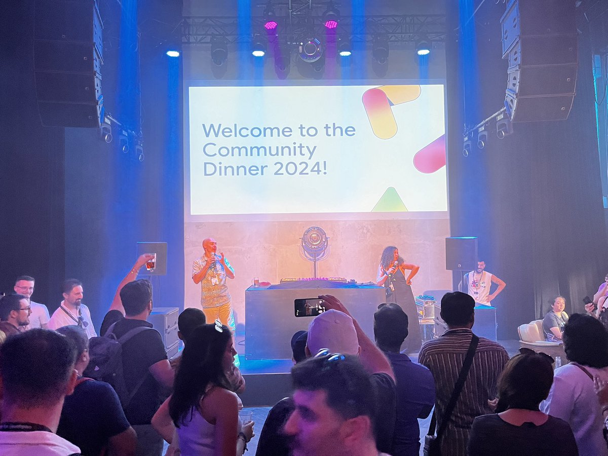 aimans_3's tweet image. Forever greatful for being a part of @googledevs and @WomenTechmakers communities. 

We dedicate our time as volunteers and in return get to meet the most amazing people on earth. Exhibit A: attending Google IO Connect Berlin 
#googleioconnect #berlin #googleio #gdgmunich #wtm