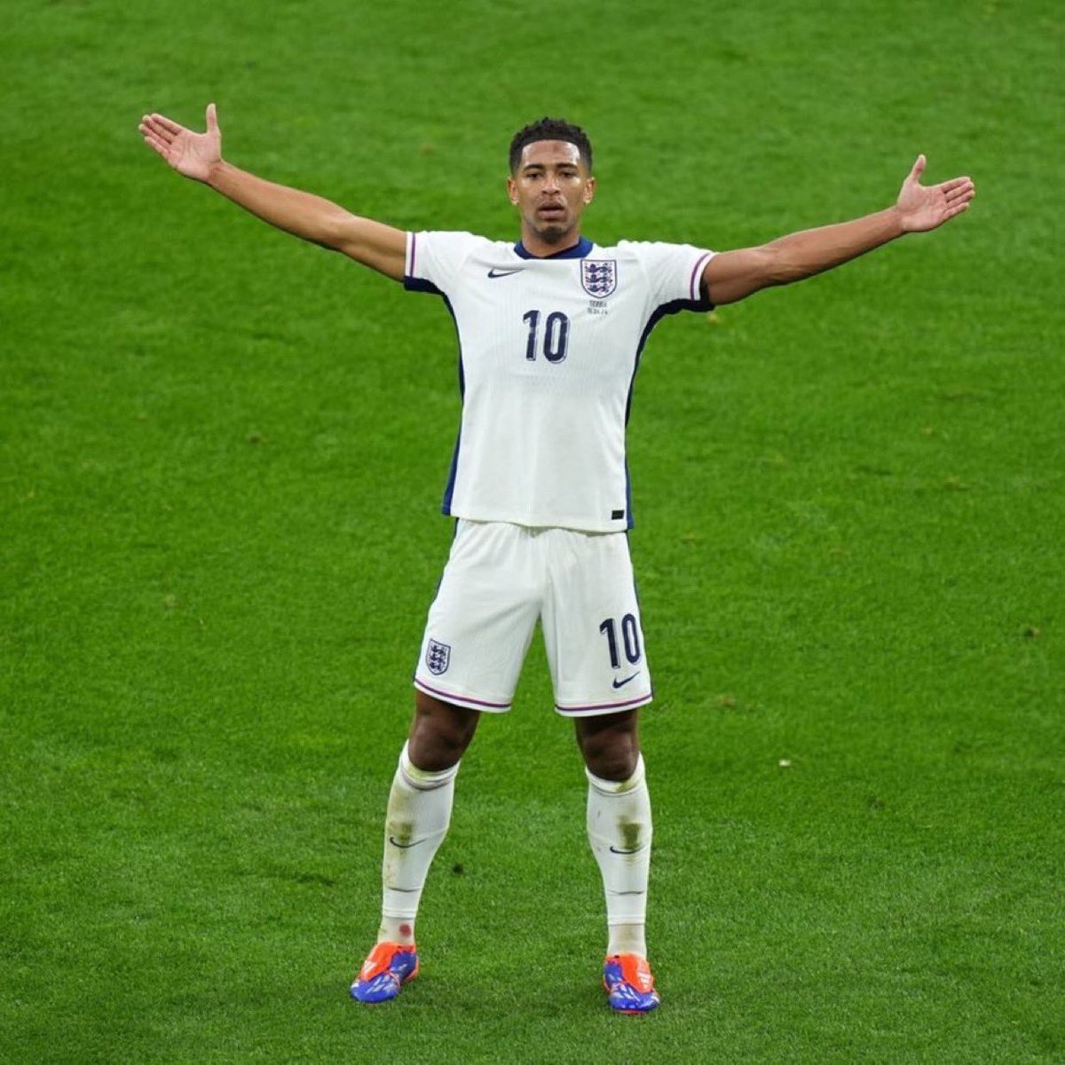 bt3's tweet photo. 🚨🚨🚨🚨🚨🚨 رسميًا:

جود بيلينغهام أفضل لاعب في مباراة إنجلترا ضد سلوفاكيا. https://t.co/KjQsb54OVp