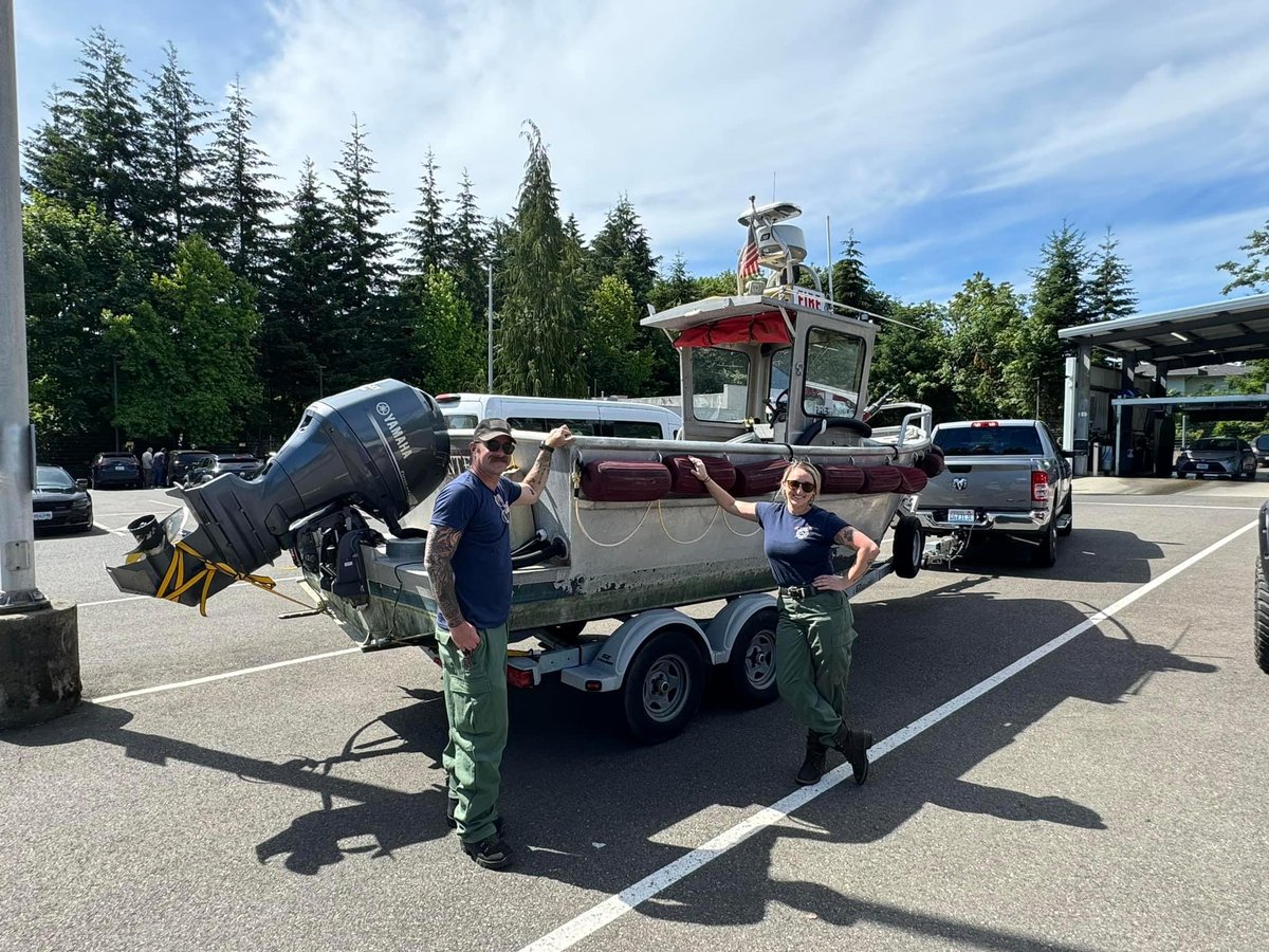 blog_maple's tweet photo. 🔥🇺🇸‼️ Brinnon Fire Department headed to #PioneerFire in Chelan. Currently at 4700 acres : 7% contained. They’ll be shuttling crews, equipment and food to regions inaccessible to vehicles. This is federally funded, bears no cost to residents. 
Lt. Dolan &amp; Firefighter/EMT Rollins https://t.co/a4fvqvxIKN