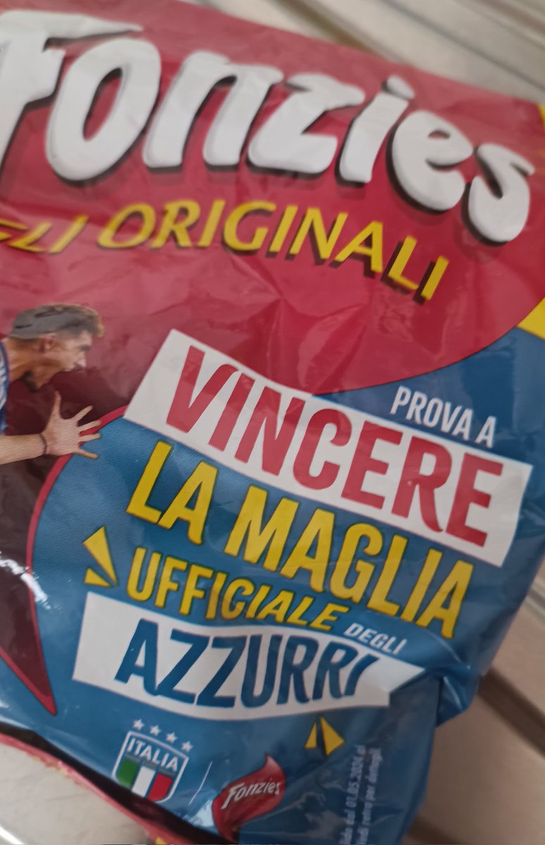 Antonellaliber's tweet photo. @Azzurri  dopo la sconfitta #svizzeraitalia #EURo2024 al rientro solo #5Italiani si sono presentati all' aeroporto per accogliere i giocatori  , di questo passo mi sa che lo sponsor  #Fonzies vi chiederà i danni . 😅🤣🤣🤣🤣 https://t.co/cp45Cwf45G