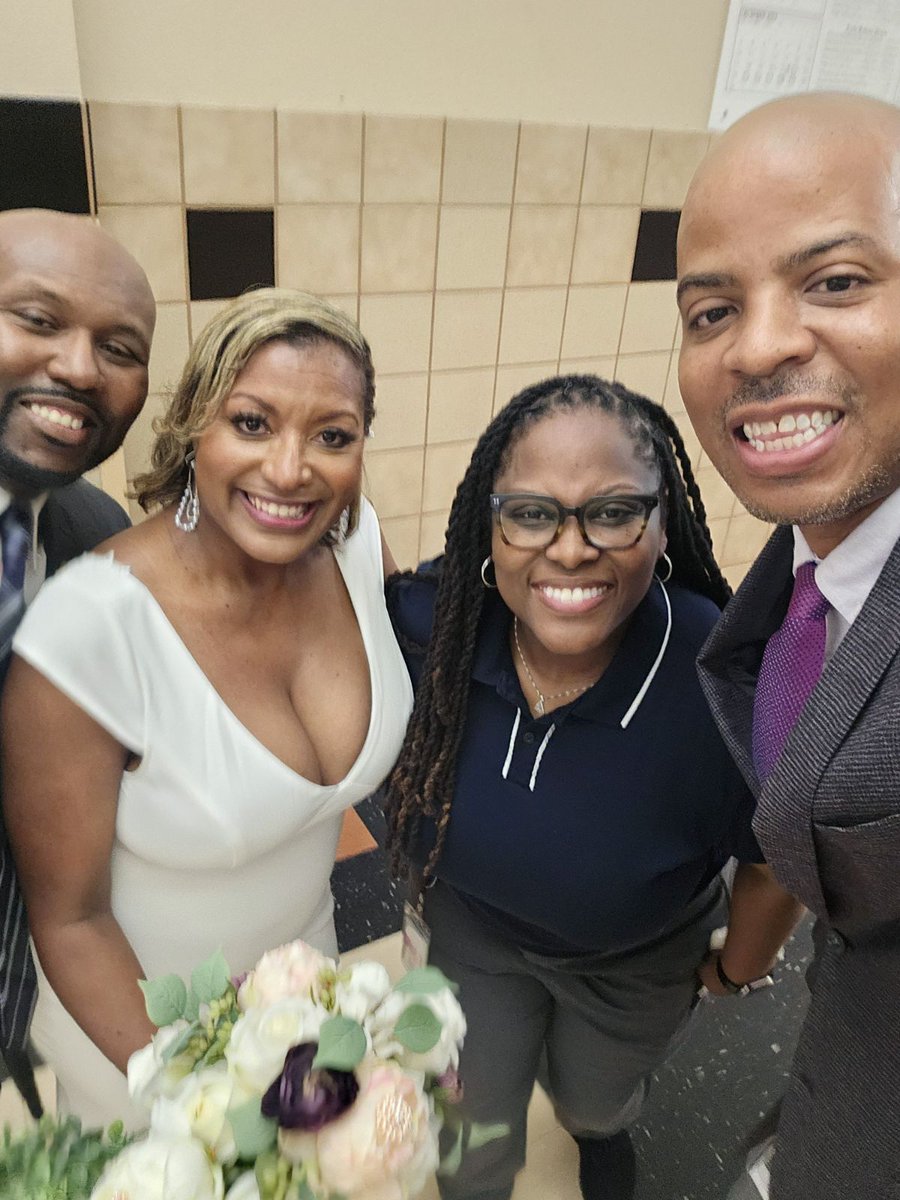 SeguinCougarWre's tweet photo. Unbelievable what a wonderful time sharing our love with our friends from Seguin High School...special thanks to @blin_jr for being our officiant for our vow renewal and @ShanaNMoore for helping to coordinate! Eternally grateful! 🙏🏾❤️ https://t.co/x7B8uWHeLu