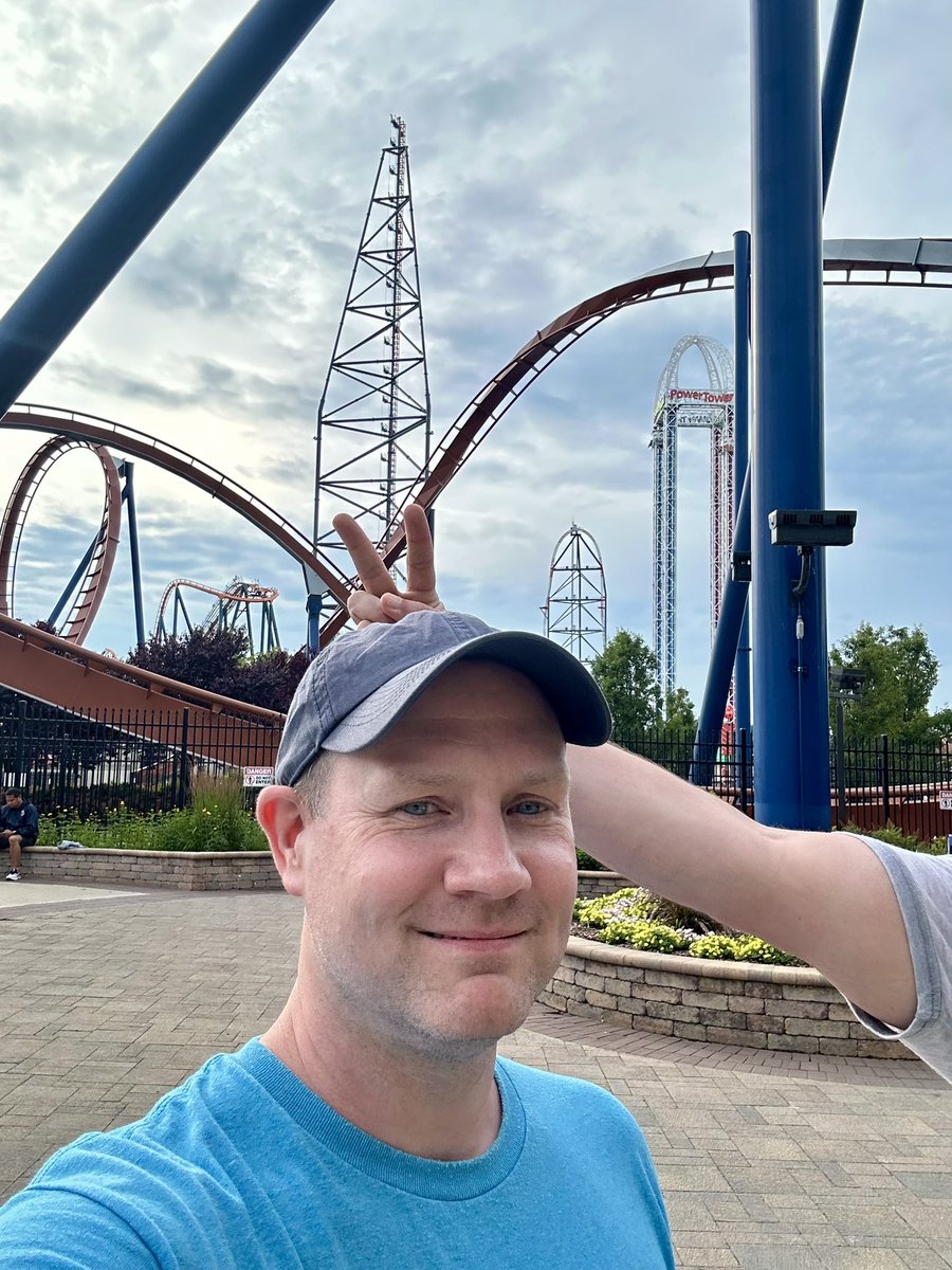 GiganticBucket tweet media