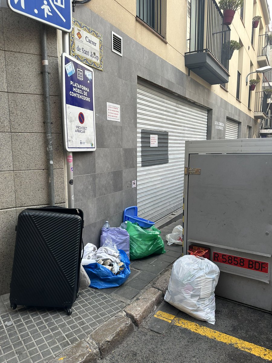AndreaMatas1's tweet photo. Que en el centre de Sitges davant d'un restaurant tinguem cada dia totes aquestes escombraries és de vergonya. 
La imatge que donem del poble és lamentable.
@AjSitges https://t.co/WEuNAdED9t