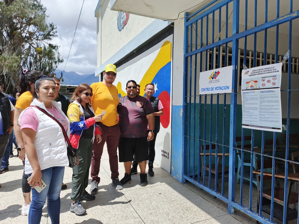 SocializaCIDA's tweet photo. #EnFotos

La viceministra @cytdanmarys estuvo en #Mérida acompañando el Simulacro de Votación convocado por el Consejo Nacional Electoral (CNE), este domingo #30DeJunio , junto al equipo del @Mincyt_VE en esta entidad, donde invitó a la población a participar

#SimulacroPorLaPaz https://t.co/DVI5Tf26i6