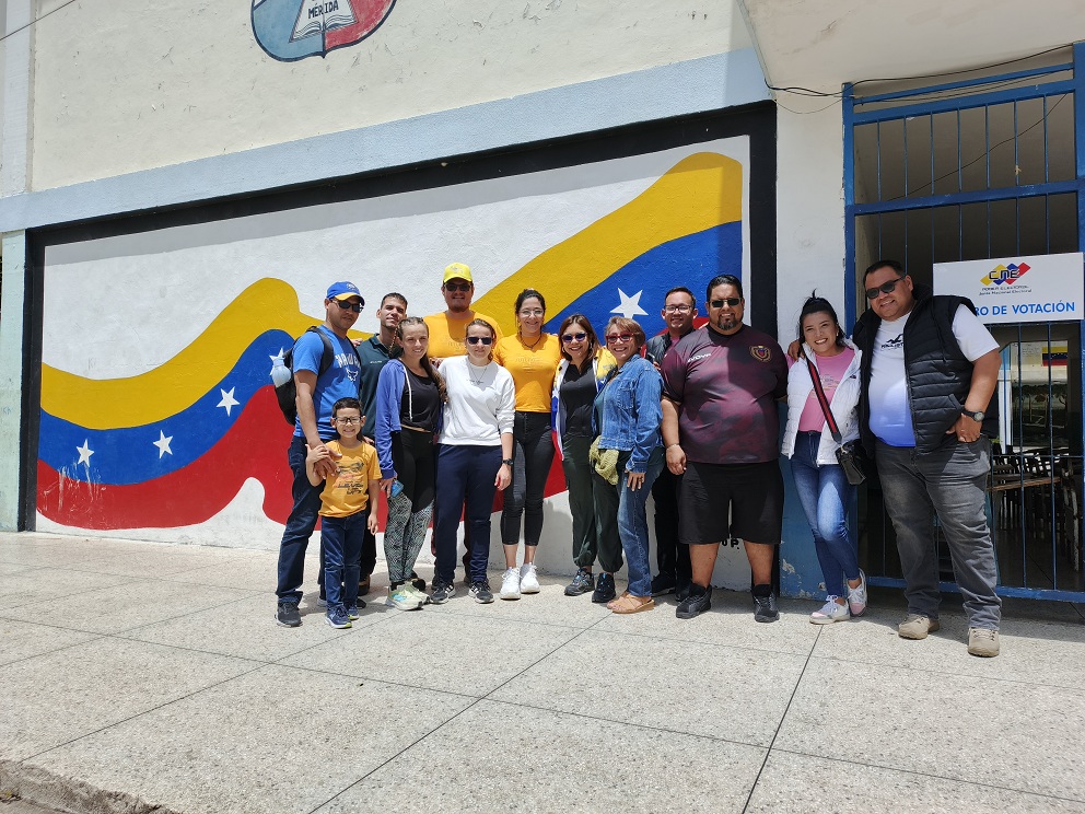SocializaCIDA's tweet photo. #EnFotos

La viceministra @cytdanmarys estuvo en #Mérida acompañando el Simulacro de Votación convocado por el Consejo Nacional Electoral (CNE), este domingo #30DeJunio , junto al equipo del @Mincyt_VE en esta entidad, donde invitó a la población a participar

#SimulacroPorLaPaz https://t.co/DVI5Tf26i6