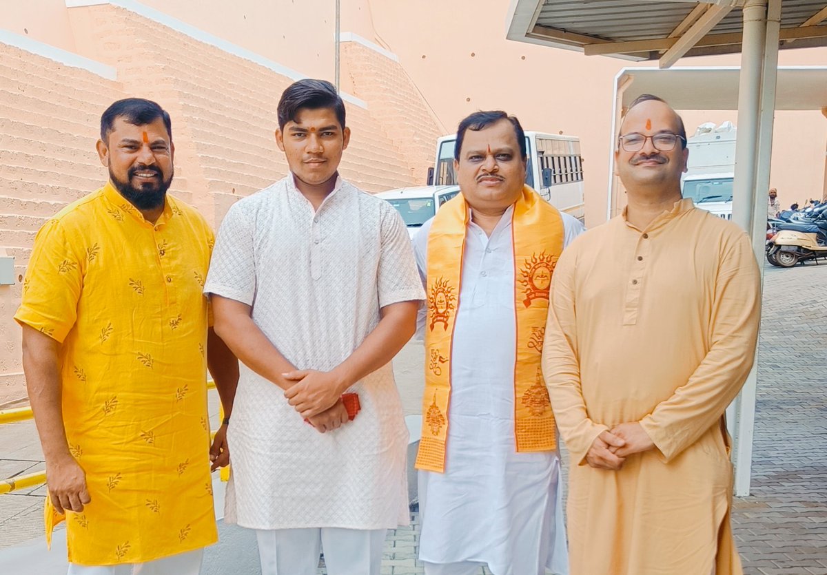 दो हिंदू वीर रजासिंह ठाकूर व उनके पुत्र एवं सुरेश चव्हाणके जी के साथ आज सनातन आश्रम मे संस्मरणीय क्षण! जय हिंदू राष्ट्र !
<a href="/SureshChavhanke/">Dr. Suresh Chavhanke “Sudarshan News”</a>