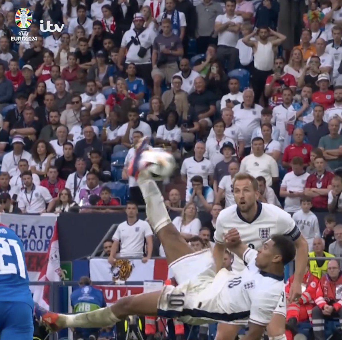 Beautiful Photo. 🏴󠁧󠁢󠁥󠁮󠁧󠁿 

No, not the 95th minute overhead kick goal by Bellingham.

The City flag behind it. 🖤🧡

#HCAFC