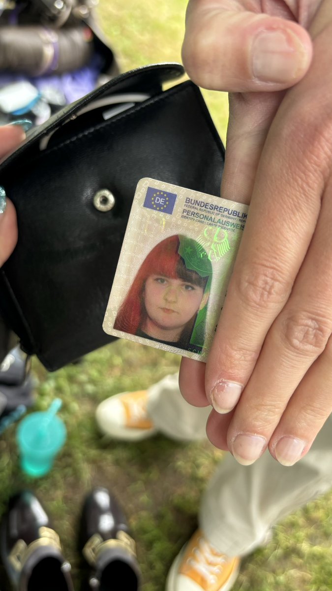 vicktosh's tweet photo. Kennt jemand die Person (Elena S.) auf dem Perso? sie hat ihren geldbeutel bei uns in der nähe an der decke vergessen #Dokomi https://t.co/Q3CyWfkgq1