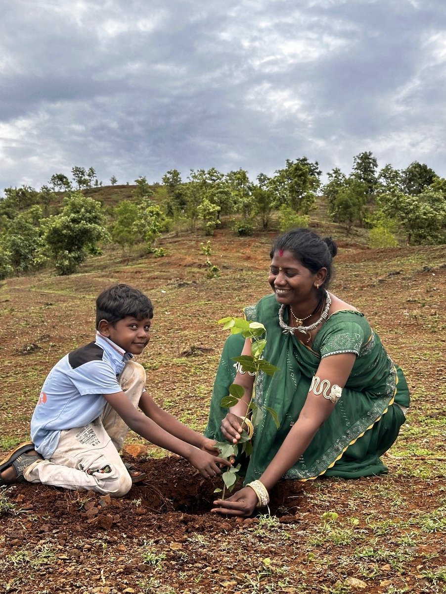 jayotibanerjee's tweet photo. #एक_पेड़_माँ_के_नाम
#PLANT4MOTHER 
VanMahotsav2024 is special!
We are planting not only for #MotherNature but for all Moms this year
(I strongly feel we should plant for Dads too😍)
@Akrishna05 IFS Trainee doing #PuccaPromise with our #Melghat #Korku kids to plant &amp; safeguard 🪴 https://t.co/8uG3eRyruX