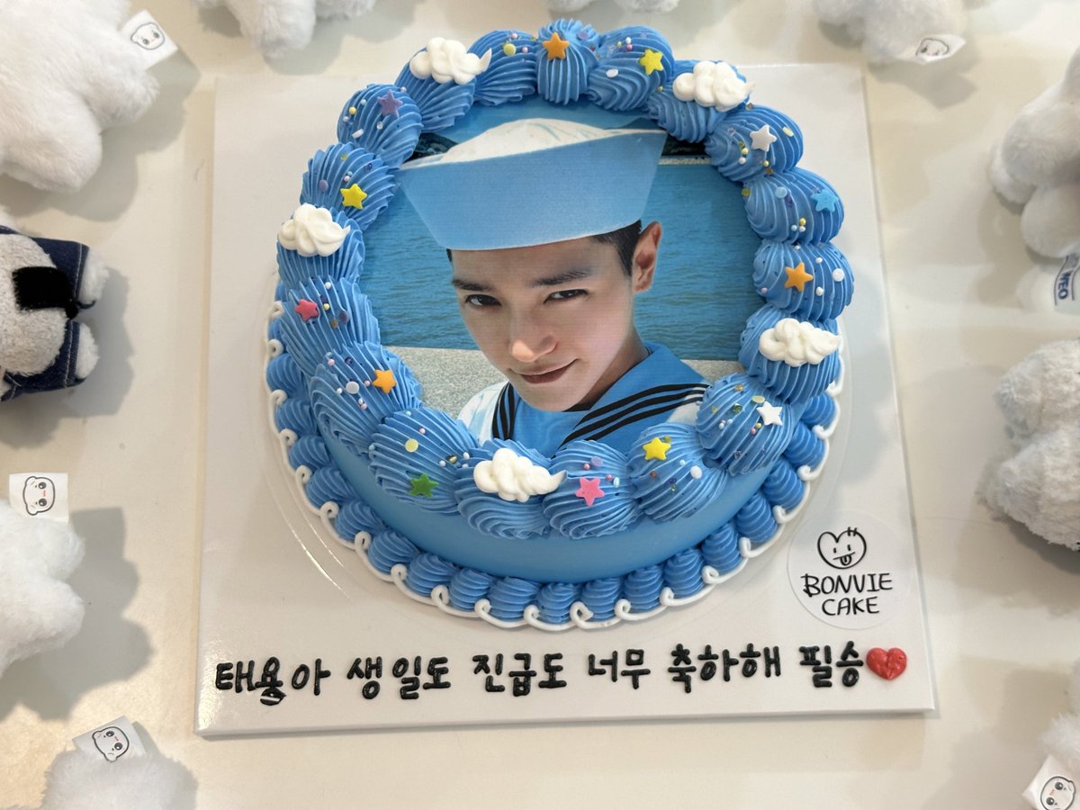 pekotaeyong's tweet photo. 툥요에 생일! 사랑하는 태용아 생일 축하해💚🫡 올해도 툥프 스쿼드들과 케잌을 만들다.
여력이 된다면 이 할미…니 70살 케잌도 만들거야🤧올해는 뭔가 더 보고싶네 그래도 툥프들과 함께 훈훈하게 보내고 있어!
P.S 이렇게 잘 생긴 해군 봤나요?
 #태용이가_피운_서른번째_장미
#ItsSailorTAEYONGDay https://t.co/m47FjfhLTO