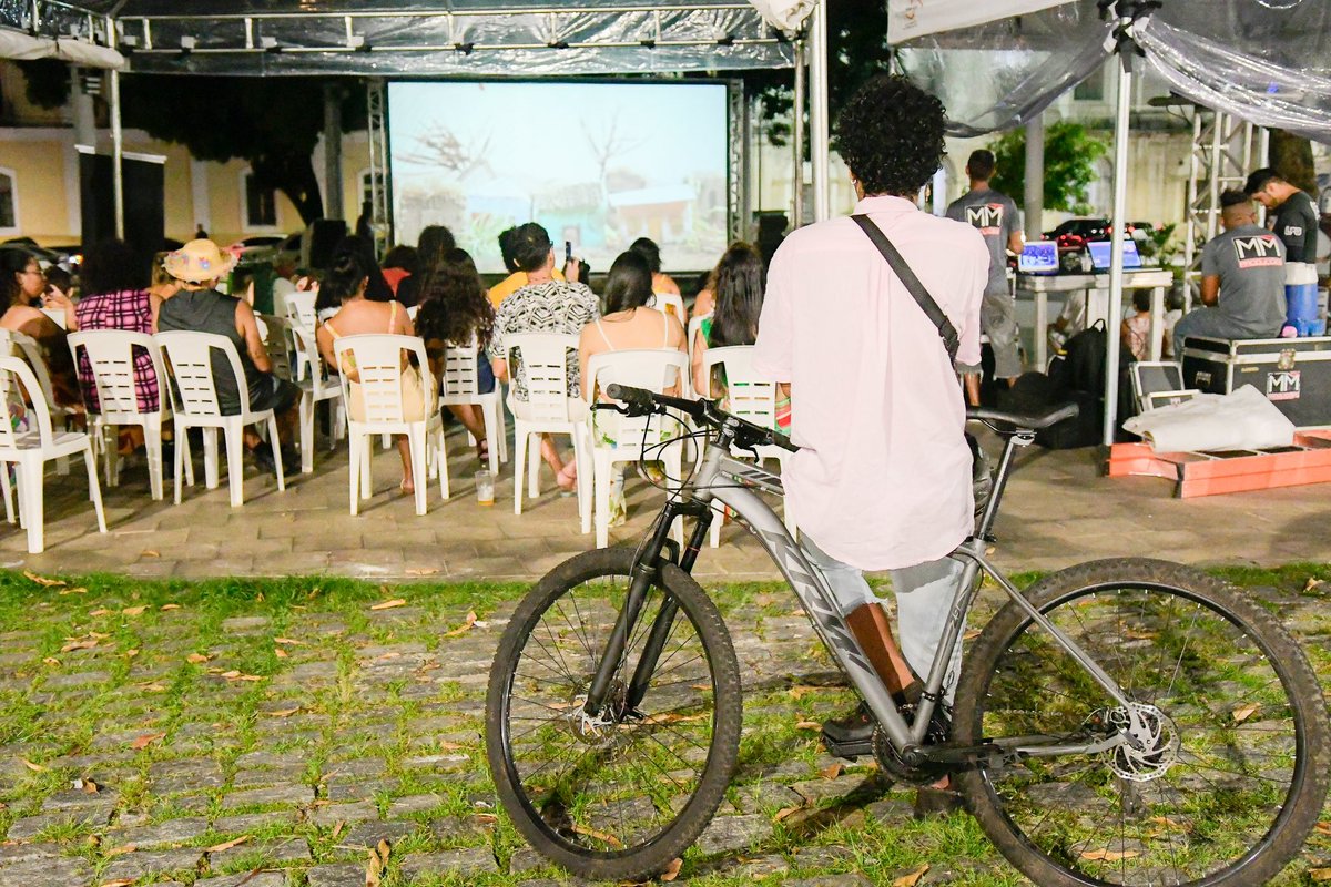 circularbelem's tweet photo. Sessão encerrada. Corações em festa. Cinema na praça de graça! 
O Circulando Cinema é resultado da política pública da Lei Paulo Gustavo. Gratidão a todos os realizadores, equipe e, principalmente, ao público que prestigiou as sessões. 
 📷 Cláudio Ferreira 

#circulandocinema https://t.co/i89NZ0l9Bd