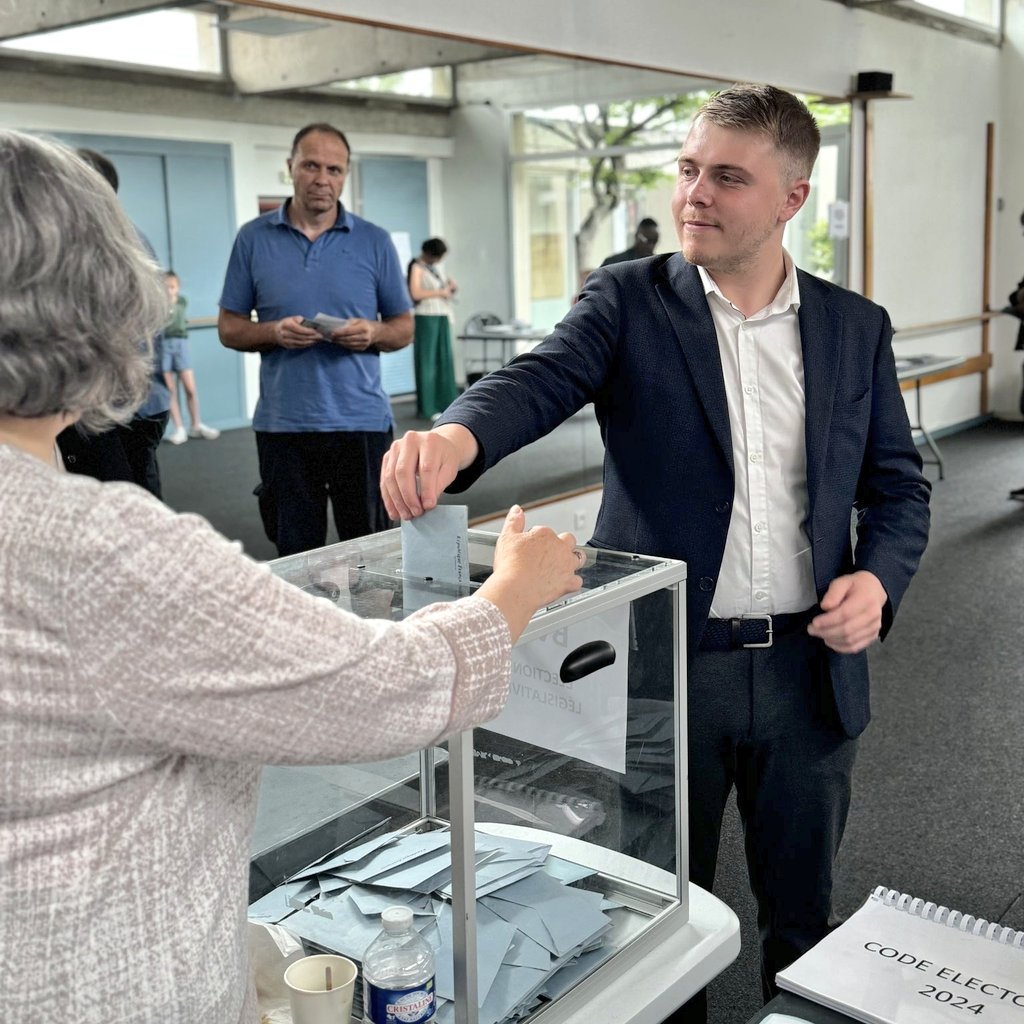 dictavenir's tweet photo. 🗳️🇨🇵 FLASH - Louis Boyard a voté "J'ai mis 3 bulletins dans l'enveloppe pour multiplier mes chances de victoire". #legislatives2024 https://t.co/Cul5PxOkkh